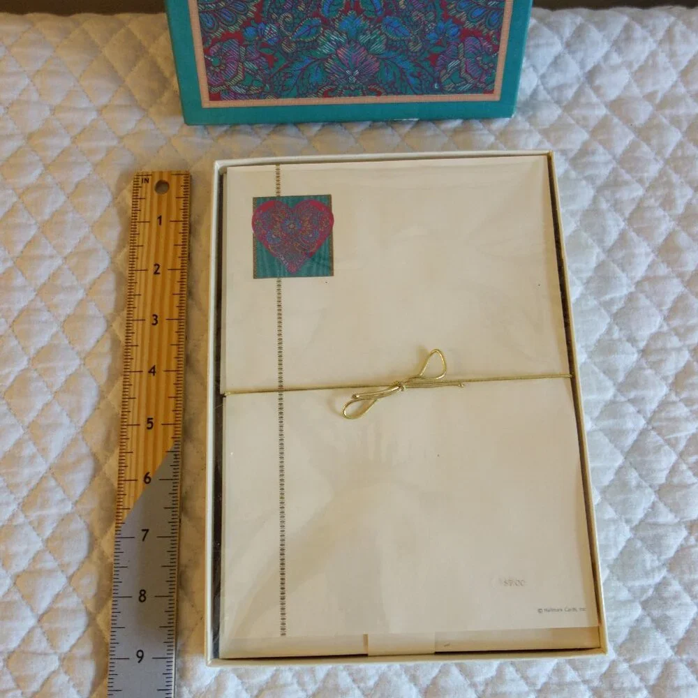 New / Sealed Vtg Hallmark box of stationery – decorated sheets, plain sheets, en